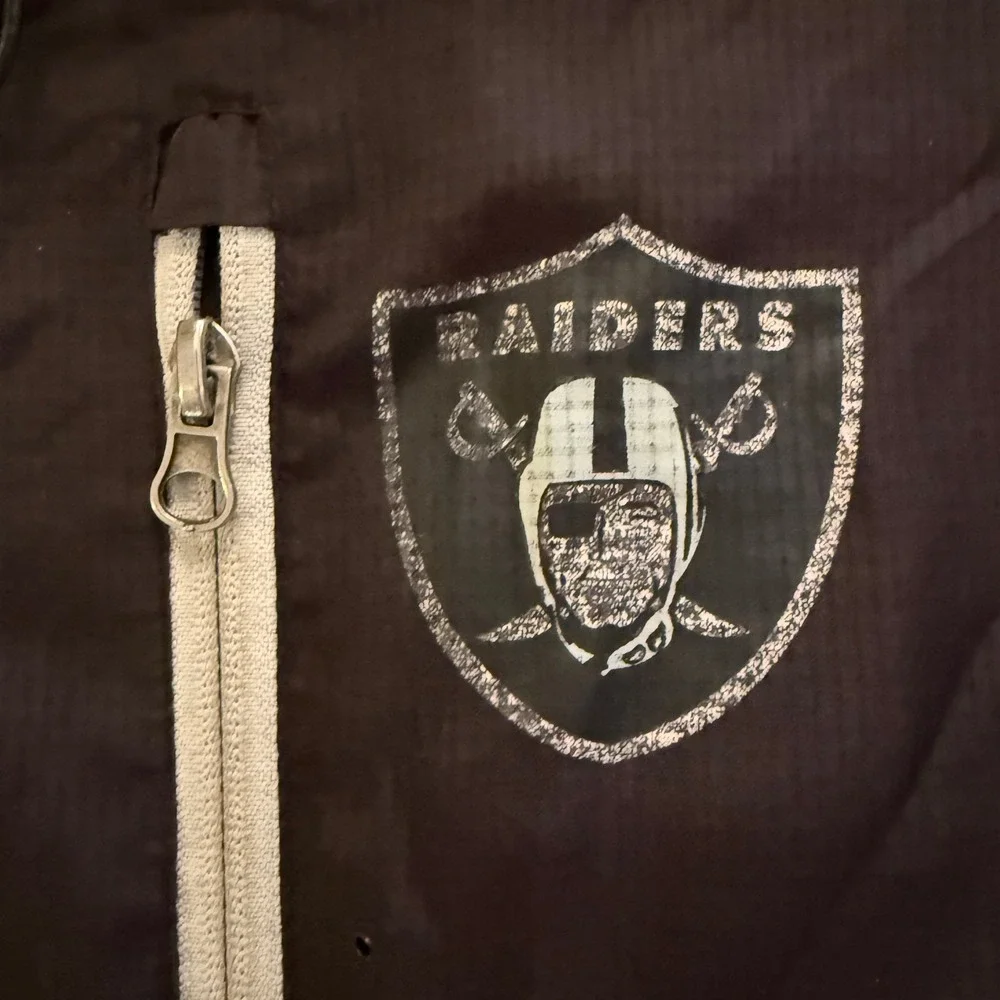NFL Raiders Windbreaker Hoodie Jacket Mens XL Black White Full Zip Logo is Faded